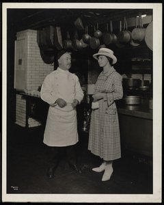 Chef Leoni e Miss Selley de Toronto na cozinha do Hotel Commodore, 1920 (impressão em gelatina de prata)